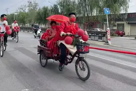 蹬着三轮娶媳妇 婚事简办爱满分图片