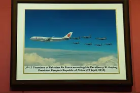 8架“枭龙”为习近平护航，定格“巴铁”友谊｜习主席的国礼故事⑧图片
