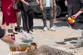 网友“闹新郎”时泼酱油、醋和臭豆腐？拍摄者：当地习俗，结婚都会玩图片