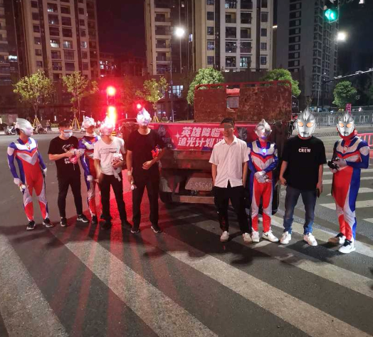 一车“奥特曼”，被交警拦下