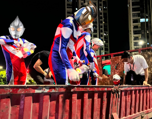 一车“奥特曼”，被交警拦下