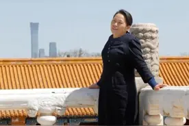 对话北京写字楼“清洁工画家”：拿拖把是为生计，拿画笔才是自己图片