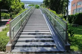 下雨天不再打滑！这个区16座天桥完成改造图片