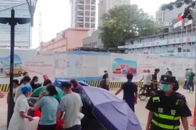 孕妇临产，众人用太阳伞撑起了临时“产房”图片