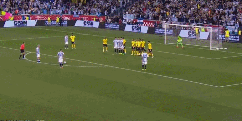 梅西直接任意球破门！3分钟2球！国家队历史射手王第3图片