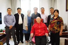 商城县看望慰问108岁老红军闵敬德图片
