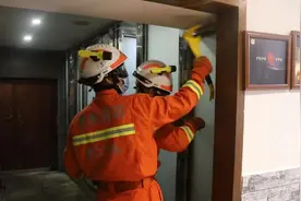 贵州一3岁男童过生日被困餐厅卫生间 家长求助消防员破门救人图片