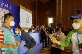 30秒｜世乒赛团体赛奖杯 斯韦思林杯和考比伦杯首次亮相成都图片