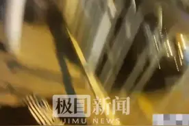 女子醉酒酣睡街头，民警及时赶来救助图片