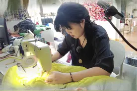 破损衣服修补后能有多惊艳？济南手艺人在衣料上刺绣“作画”图片