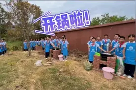 小学生在校内露天灶学炒菜引关注 如何防范被烫伤？校方：每灶配一老师一家长图片