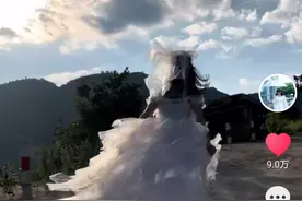 99个塑料袋自制婚纱女子：此前曾用雨伞、芦苇、海带制衣图片