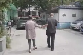 老伴走丢寻回后，89岁杭州爷爷紧紧牵住她的手：再不能让你离开我的视线图片