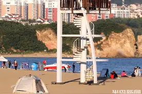 浴场关闭，防鲨网撤离图片