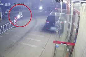 路边摩托车着火，16岁女孩拿起灭火器帮扑灭图片