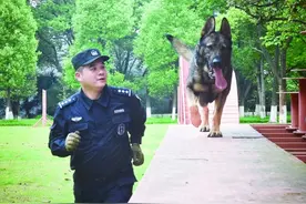 全国最美基层民警李江带警犬执行任务 25年破获刑案110余起图片