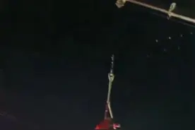 女孩空中表演吊脖杂技时突然晕厥，当事人：吃太少导致体力不支图片