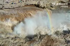 黄河壶口瀑布出现“彩虹通天”绝景图片