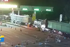 货车称重取卡抬杆后倒车离开？超重的货车跟在后面闯卡才是目的图片