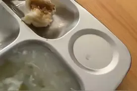 女子在托管班吃饭，收获一群小学生饭搭子：托管班没收过成年人，月底再算餐费图片