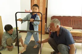 “不抛弃 不放弃”爷爷自制康复器材帮孙子训练 6岁脑瘫儿涵涵会走路了图片