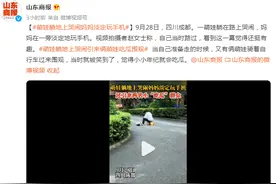 萌娃躺地上哭闹，妈妈淡定玩手机，网友：一看就是90后宝妈图片