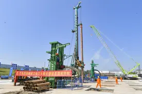 当枝松高速枝江长江大桥主墩桩基开钻图片