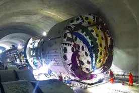 “彩云号”开山裂石！打通中国最长铁路隧道图片