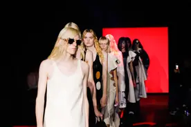 （外代二线）巴黎时装周——蔻依品牌时装秀图片