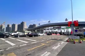 国庆，我在｜车流猛增的杭州南，和从警19年的高速交警一起值班，这份提醒一定要看图片