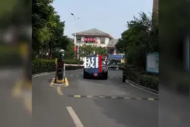 小区保安此前收过烟又拦婚车“讨喜”，新郎弃车背着新娘离开图片