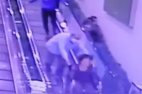 老人坐轮椅从超市扶梯急速冲下，店员飞身拦住，超市：将进行嘉奖图片