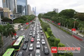 国庆前一日客流小高峰出现了，有人堵在民族大道上，你堵在哪里？图片