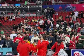 李梦现身赛场，身穿厚衣服喝热水图片