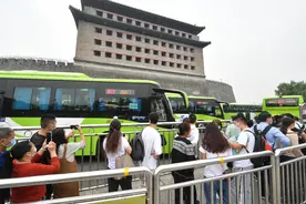 看完升旗坐车去爬长城，开往八达岭的公交已增加运力图片