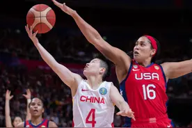 中国女篮拿下世界杯亚军，拼搏的火种永不熄灭 | 新京报快评图片