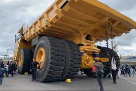 （国际·一周看天下）白俄罗斯：大型自卸车亮相图片