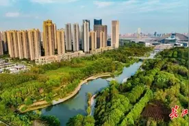 国博中央水系景观公园开放，市民健步行庆国庆图片