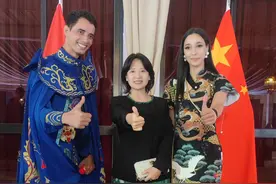 在家乡街头演唱中文歌曲走红的摩洛哥女孩：祝福所有的中国朋友，国庆节快乐图片