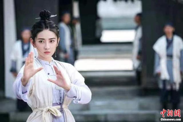 有聊｜梁洁：从“甜宠小白花”，到“人狠话不多”