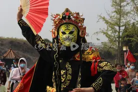 山西小伙河南景区表演变脸喷火 满头大汗只为游客一乐图片