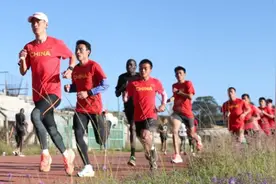 遇强则强，中国马拉松男队的“长跑王国”之旅视频封面