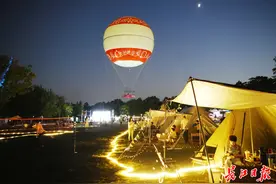 从白天嗨到夜晚，国庆假期东湖边掀起“露营热”图片