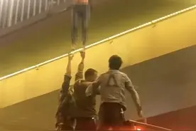 西安一女子凌晨悬挂天桥，桥下施工渣土车队与路人合力救援图片