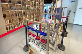 图书馆里的老式织布机，再现旧时劳动场景图片