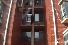 老人挂在四楼窗外要撑不住了……危急时刻，他飞檐走壁而来图片