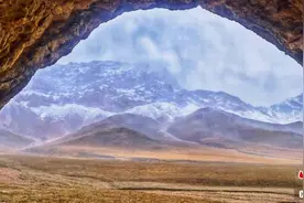 柴达木盆地柏树山秋景如画：云雾缭绕 山峰峻峭图片