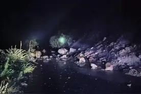 预警！降雨持续！陕西安康部分地方出现山体垮塌，交通受阻图片