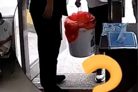 男孩交给警察一只4眼蓝血小动物：知道是国家二级保护动物鲎