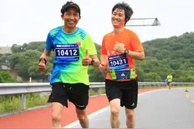 不老跑神！浙江70岁大爷5年跑了千个半马、50个全马，他说要一直跑到90岁图片